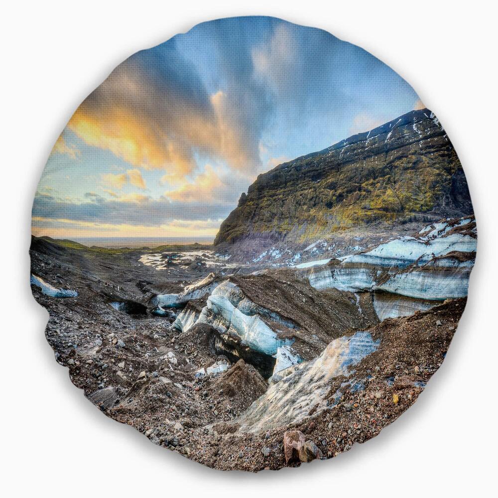 2728 Designart Vatnajokull Glacier Trail Iceland' Seashore Throw Cushion